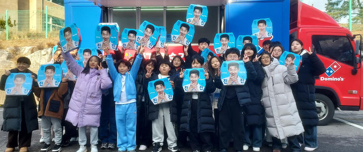 [서울=뉴시스] 도미노피자, 청각장애 유소년 '클라리넷앙상블'에 파티카로 피자 전달.(사진=도미노피자 제공) *재판매 및 DB 금지