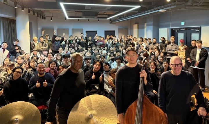 [서울=뉴시스] 빌 샬랩(Bill Charlap)과 트리오 뮤지션들이 '재즈 마스터스 시리즈'에 참여한 학생들과 기념 촬영을 하고 있다. (사진=한양대 에리카 제공) 2026.01.12. photo@newsis.com *재판매 및 DB 금지