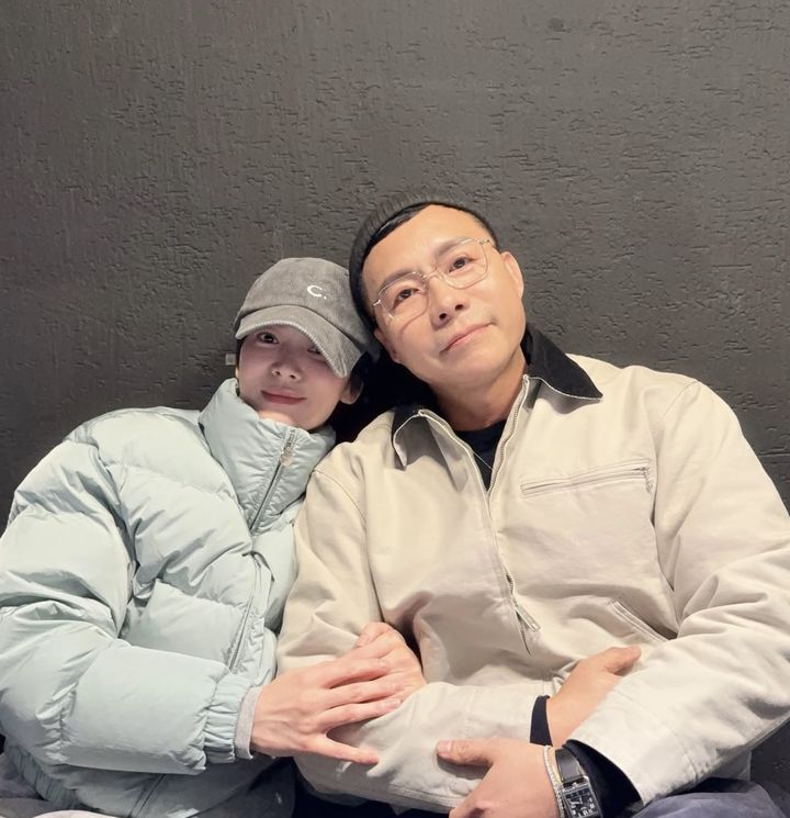 송혜교, 남사친과 다정하게 팔짱 "고마워"