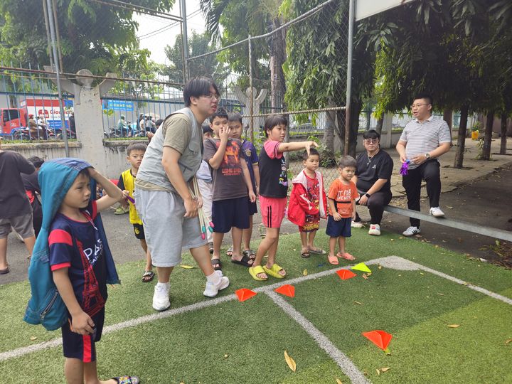 [안동=뉴시스] 경북의 고등학생들이 호치민 SOS 아동보호센터에서 봉사활동을 하고 있다. (사진=경북교육청 제공) 2026.01.11. photo@newsis.com *재판매 및 DB 금지