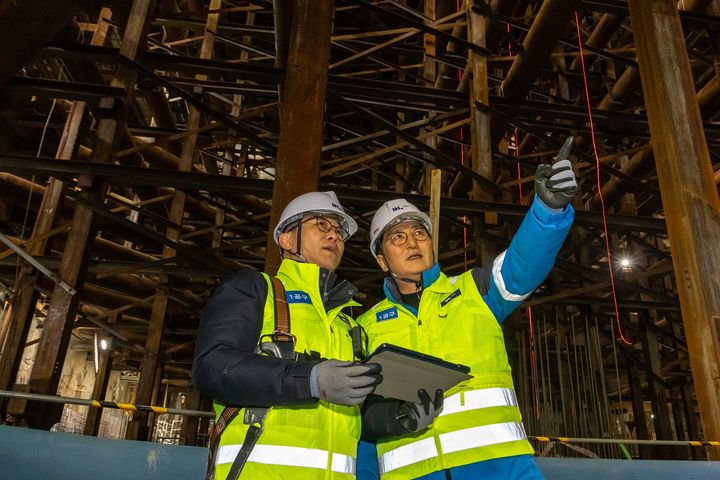 박상신 DL이앤씨 대표(오른쪽)가 지난 10일 영동대로 지하공간 복합개발 1공구 건설 현장에서 안전보건 관리 현황을 점검하고 있다.  *재판매 및 DB 금지