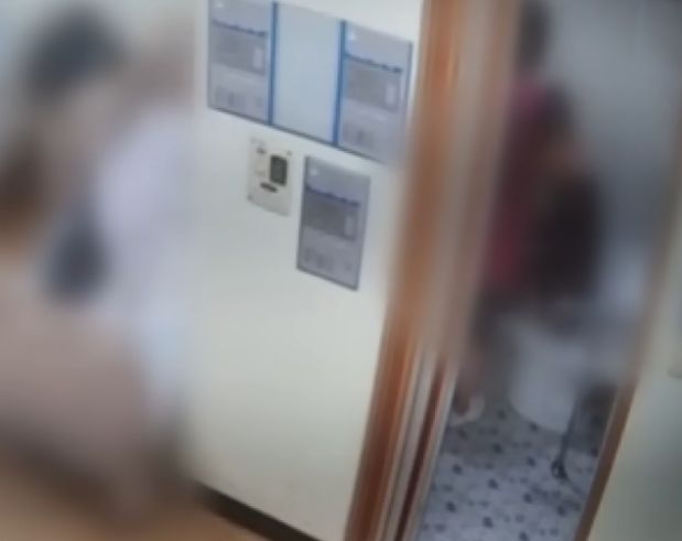 [뉴시스] 환자 방치와 폭행 혐의를 받는 여수 요양원의 요양보호사는 지난해 10월에도 화장실 변기에 앉아 있던 50대 장애인 입소자의 무릎 위에 올라타는 행위를 한 사실이 적발돼 장애인복지법과 노인복지법 위반으로 벌금 500만원을 선고받았다. (사진 = 'JTBC News' 유튜브 캡처) 2026.01.12. *재판매 및 DB 금지