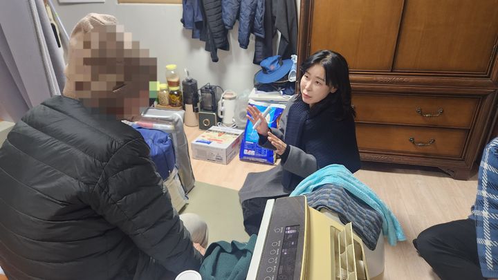 [천안=뉴시스] 윤은미 충남 천안시 복지정책국장이 취약계층들의 생활 실태를 점검하는 현장행보에 나섰다. (사진=천안시 제공) 2026.01.12 photo@newsis.com *재판매 및 DB 금지