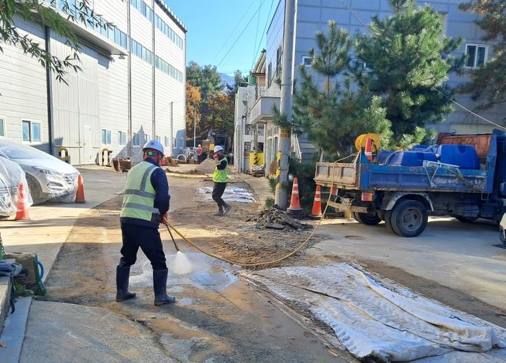 [양산=뉴시스] 미세먼지 저감을 위한 공사장 살수작업을 하고 있다. (사진=양산시 제공) 2026.01.12. photo@newsis.com *재판매 및 DB 금지