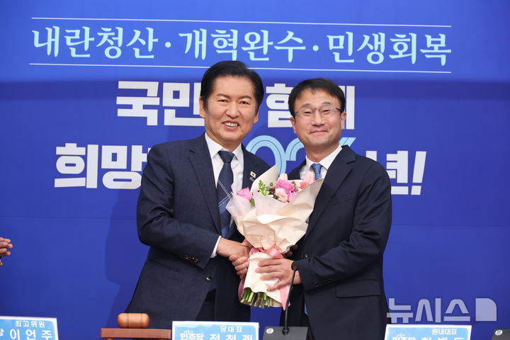 [서울=뉴시스] 조성봉 기자 = 정청래 더불어민주당 대표와 한병도 원내대표가 12일 오전 서울 여의도 국회에서 열린 최고위원회의에서 꽃다발을 들고 기념 촬영을 하고 있다. 2026.01.12. suncho21@newsis.com