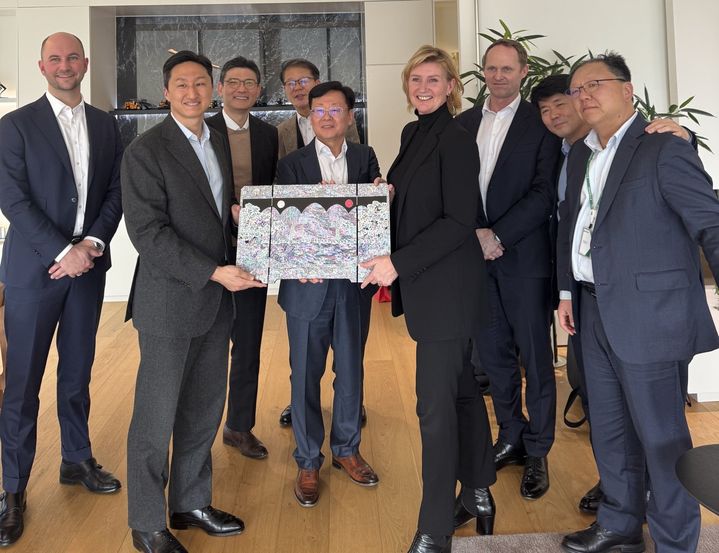 [서울=뉴시스] 정기선 HD현대 회장(왼쪽 둘째)이 지난 6일 경기 성남 판교에 있는 HD현대 글로벌R&D센터에서 BW LNG의 잉빌 에릭손 오스하임 CEO 등 관계자와 만나 기념촬영을 하고 있다. (사진=BW LNG SNS 갈무리) 2026.01.12 photo@newsis.com *재판매 및 DB 금지