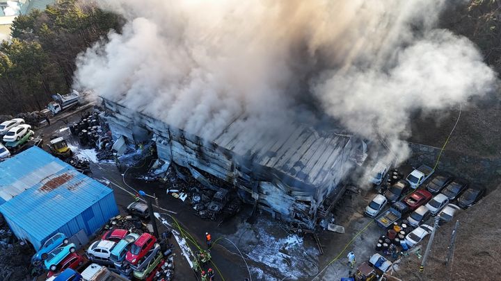 거제 장평동 폐차장 화재, 헬기 1대·인력 66명 투입 진화중