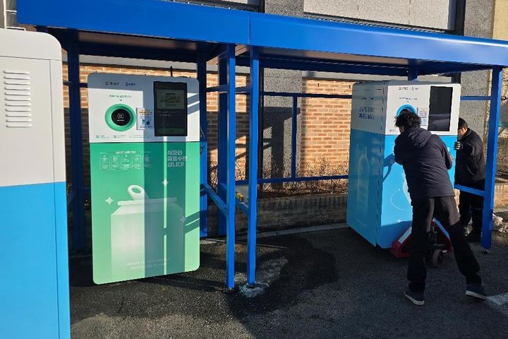 [홍천=뉴시스] 12일 홍천군은 인공지능(AI)과 사물 인터넷(IoT) 기술을 활용한 순환 자원 회수 로봇 운영으로 생활 폐기물 감축에 많은 도움이 되고 있다 고 밝혔다. 홍천군 제공. *재판매 및 DB 금지