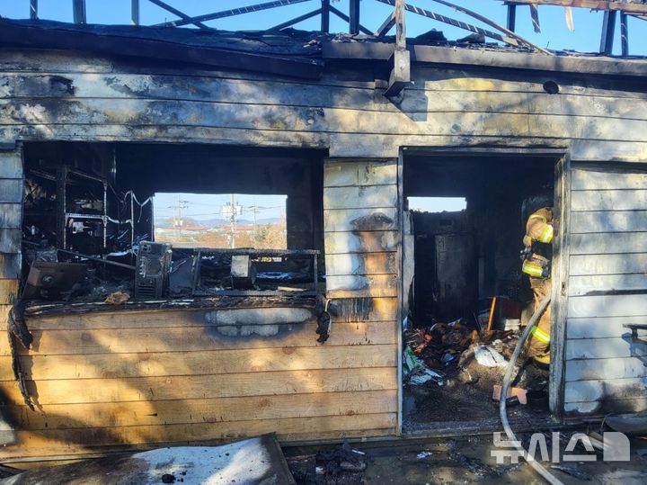 [김포=뉴시스] 지난 11일 오후 1시4분께 경기 김포시 양촌읍 한 단독주택 창고에서 불이 났다. (사진=김포소방서 제공) 2025.01.12. photo@newsis.com