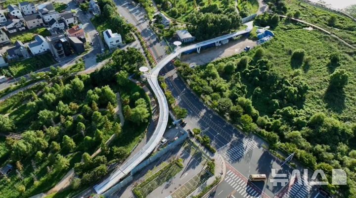 [전주=뉴시스]윤난슬 기자 = 전북 전주시는 덕진구 만성서로 일원 만성지구와 전북혁신도시 기지제를 잇는 보행육교를 오는 16일부터 임시 개통한다고 12일 밝혔다. (사진=전주시 제공) photo@newsis.com 