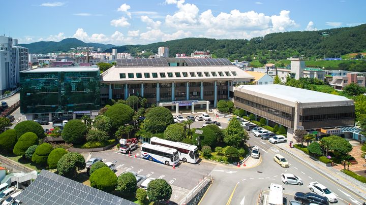 [통영=뉴시스] 신정철 기자= 경남 통영시는 취업 취약계층에게 생계 안정과 근로 기회 제공을 위해 오는 19일부터 23일까지 ‘2026년 상반기 지역공동체일자리 사업’ 참여자 28명을 모집한다고 12일 밝혔다.사진은 통영시청 전경.(사진=뉴시스DB).2026.01.12. photo@newsis.com *재판매 및 DB 금지