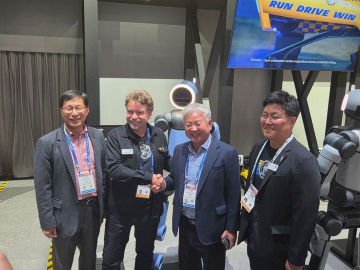 세계 최대 IT·전자 전시회 'CES 2026'에서 보스턴 다이내믹스 부스를 방문한 에티버스 정명철 회장. (사진=에티버스 제공) *재판매 및 DB 금지