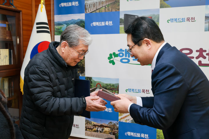 [옥천=뉴시스] 황규철(사진 오른쪽) 충북 옥천군수가 12일 군청 집무실에서 6·25 참전 유공자 고 송재남 하사의 장남 송완영씨에게 화랑무공훈장을 전수하고 있다. 전쟁 당시 육군 7사단에 배속돼 전공을 세운 송 하사는 1955년 1월 훈장 수여자로 선정됐지만 긴박한 전장 상황 탓에 훈장과 증서를 받지 못했다. (사진=옥천군 제공) 2026.01.12. photo@newsis.com *재판매 및 DB 금지