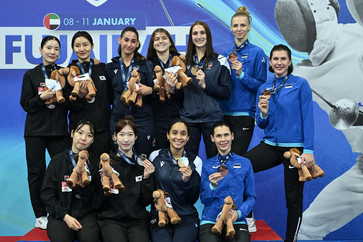 [서울=뉴시스] 한국 펜싱 여자 에페 선수단(송세라·박진주·임태희·이혜인)이 11일(현지 시간) 아랍에미리트(UAE) 푸자이라에서 열린 2026 여자 에페 국제월드컵대회에서 은메달을 차지한 뒤 기념사진을 찍고 있다. (사진=대한펜싱협회 제공) 2026.01.12. *재판매 및 DB 금지