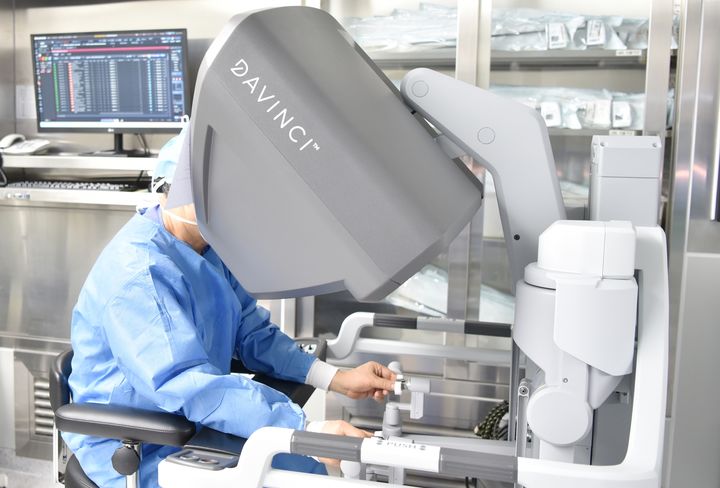 [화순=뉴시스] 화순전남대병원 권동득 비뇨의학과 교수가 다빈치 로봇 수술을 시행하고 있는 모습. (사진=화순전남대병원 제공) 2026.01.12. photo@newsis.com *재판매 및 DB 금지