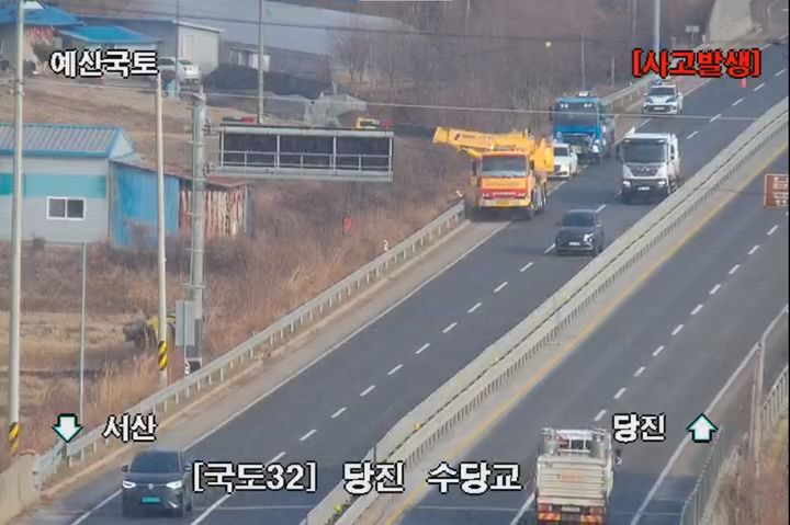 당진 정미휴게소 인근서 27t 화물차 추락…인명피해 없어