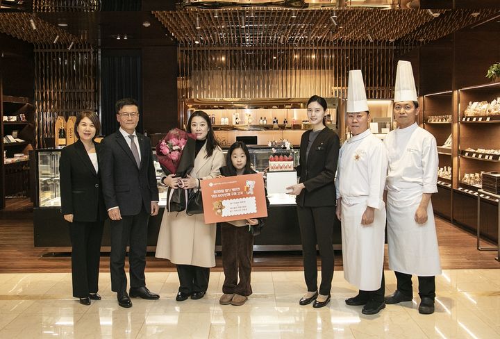 [서울=뉴시스] 롯데호텔앤리조트가 '롯데호텔 프리미엄 딸기 케이크' 누적 판매 10만개 달성을 기념해 10만 번째 구매 고객을 대상으로 한 특별 경품 이벤트를 진행했다고 12일 밝혔다. (사진=롯데호텔앤리조트 제공) 2026.01.12. photo@newsis.com *재판매 및 DB 금지