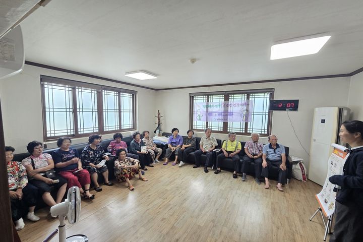 [밀양=뉴시스] 지난해 7월 보건소가 단장면 무릉경로당에서 진행된 찾아가는 건강생활실천 경로당 활동을 하고 있다. (사진= 밀양시 제공) 2026.01.12. photo@newsis.com *재판매 및 DB 금지