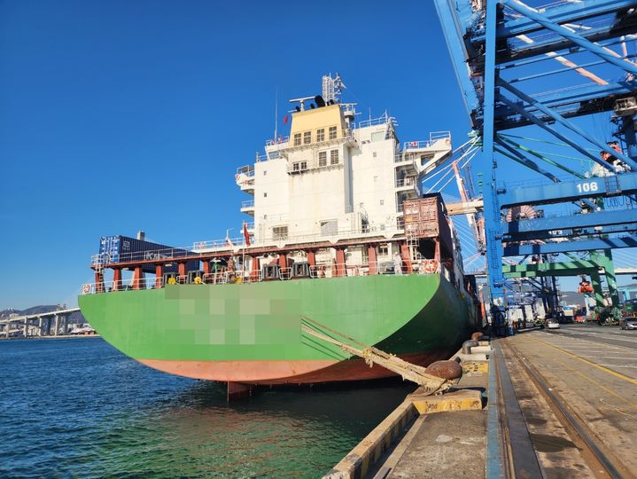 [부산=뉴시스] 12일 오전 부산항 북항 신감만부두에 계류하고 있던 중국 선적 컨테이너선 A호(2만8433t)에서 30대 선원이 바다로 떨어져 사망하는 사고가 발생했다. (사진=부산해양경찰서 제공) 2026.01.12. photo@newsis.com *재판매 및 DB 금지