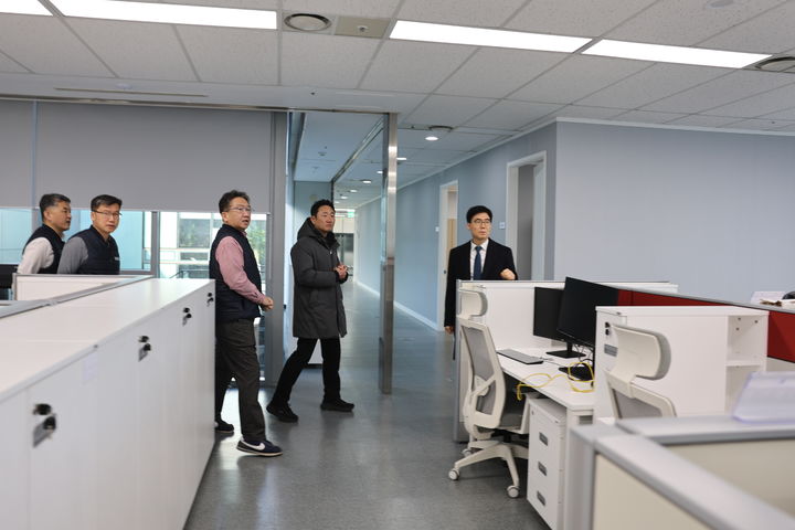 [세종=뉴시스] 한국남부발전은 지난 9일 서성재 남부발전 기술안전부사장이 고양창릉복합건설본부를 방문했다고 12일 밝혔다. (사진=남부발전 제공) 2025.01.12. photo@newsis.com *재판매 및 DB 금지