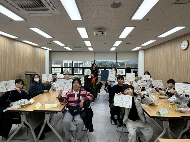 [밀양=뉴시스] 시립도서관 겨울독서교실 수료식에서 참가 학생들이 기념촬영을 하고 있다. (사진= 밀양시 제공) 2026.01.12. photo@newsis.com *재판매 및 DB 금지