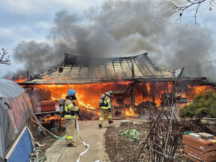 [부안=뉴시스] 12일 오전 8시13분께 전북 부안군 상서면의 한 단독주택에서 불이 나 화염이 치솟고 있다. (사진=전북특별자치도소방본부 제공) 2026.01.12. photo@newsis.com *재판매 및 DB 금지