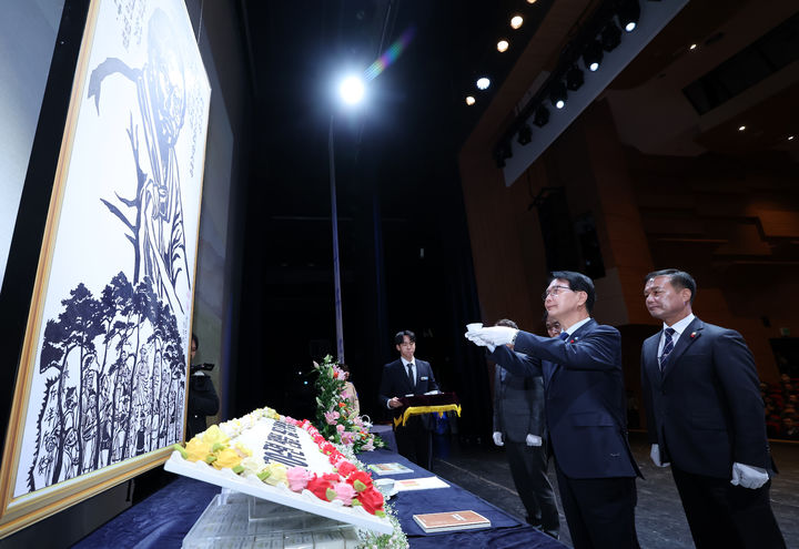 [고창=뉴시스] 지난 10일 고창 문화의전당에서 열린 '전봉준 장군 탄생 170주년 기념식', 심덕섭 군수와 조민규 군의장이 전봉준장군 초상에 헌주하고 있다. *재판매 및 DB 금지