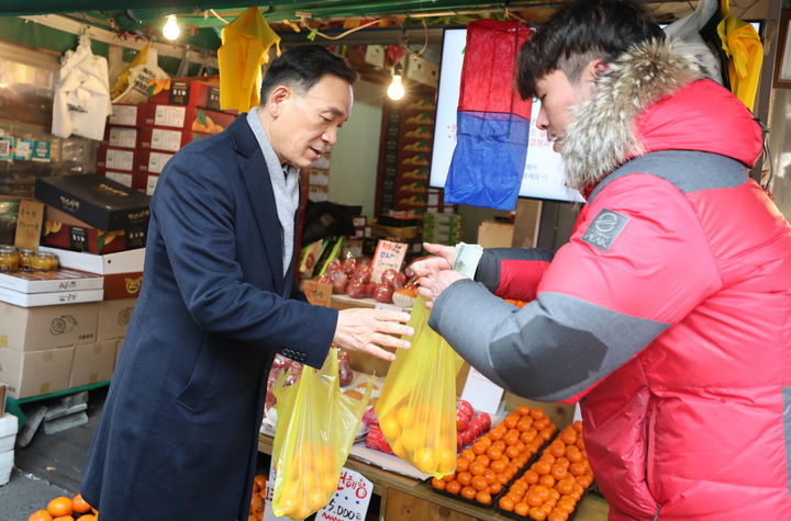 [서울=뉴시스] 개포시장에서 장을 보는 조성명 강남구청장. 2026.01.12. (사진=강남구 제공) *재판매 및 DB 금지