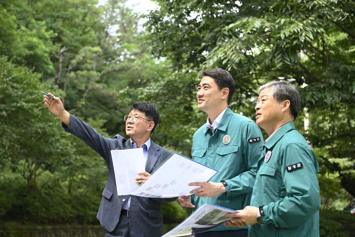 [대구=뉴시스]최재훈(사진 가운데) 달성군수가 우수기 침수예방을 위한 현장 방문을 하고 있는 모습이다(사진=대구시 제공) 2026.01.12 photo@newsis.com *재판매 및 DB 금지