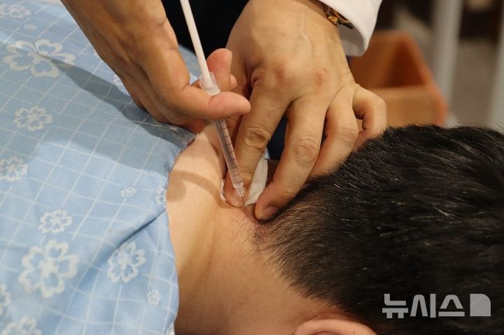 [서울=뉴시스] 자생한방병원 의료진이 목디스크 환자에게 약침 치료를 실시하고 있다. (사진= 자생한방병원 제공)&nbsp;&nbsp;&nbsp;&nbsp;&nbsp;&nbsp;&nbsp; 