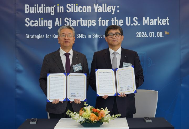 지난 8일(현지시각) 미국 실리콘밸리에 위치한 기술보증기금 실리콘밸리지점에서 도건우 신한은행 미주지역본부장(오른쪽)과 김종호 기술보증기금 이사장이 북미 진출 국내기업 금융지원 확대를 위한 업무협약을 맺고 있다. (사진=신한은행 제공) *재판매 및 DB 금지