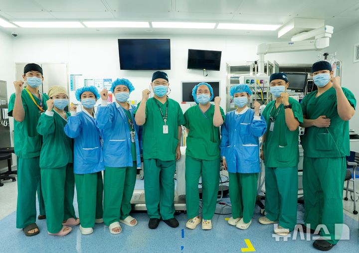 [서울=뉴시스] 이대서울병원 암센터 심장혈관흉부외과 김관창 교수(왼쪽에서 다섯 번째)팀. (사진= 이대서울병원 제공)