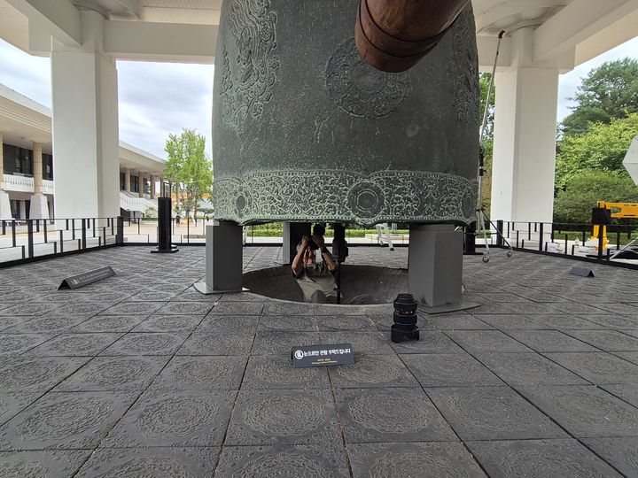 [서울=뉴시스] 성덕대왕신종 표면상태 조사. (사진=국립경주박물관 제공) 2026.01.12. photo@newsis.com *재판매 및 DB 금지
