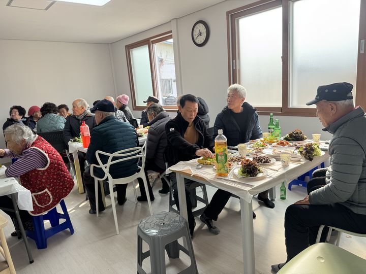 [산청=뉴시스] 경남 산청군 경로당 부식비 지원사업 첫 시행. (사진=산청군 제공) 2026.01.12. photo@newsis.com *재판매 및 DB 금지
