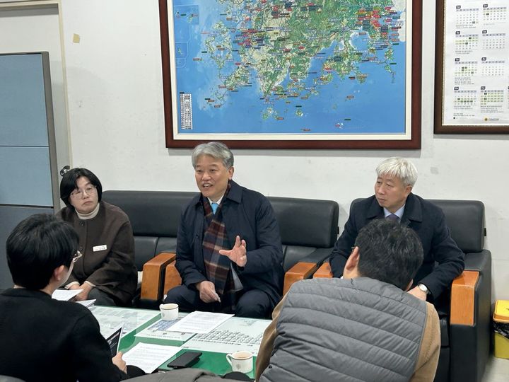 [무안=뉴시스] 진보당 전남도지사 출마예정자인 김선동 전 국회의원이 12일 전남도의회 기자실을 찾아 기자들과 간담회를 갖고 있다. (사진 = 진보당 제공). 2026.01.12. photo@newsis.com *재판매 및 DB 금지