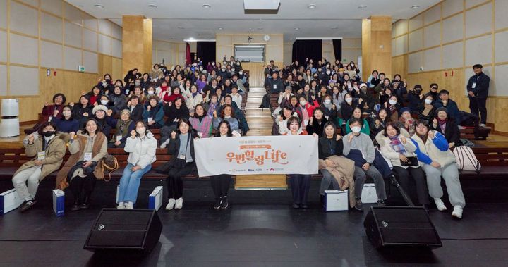 [서울=뉴시스] 지난10일 서울 마포구 홍대 다리소극장에서 열린 '우먼힐링LIFE'에서 강연을 진행한 김슬기 분당차병원 종양내과 교수(첫째줄 왼쪽 다섯번째)가 행사 참가자 120여명과 함께 기념촬영을 하고 있다. (사진=한화손해보험 제공) 2026.01.12. photo@newsis.com *재판매 및 DB 금지