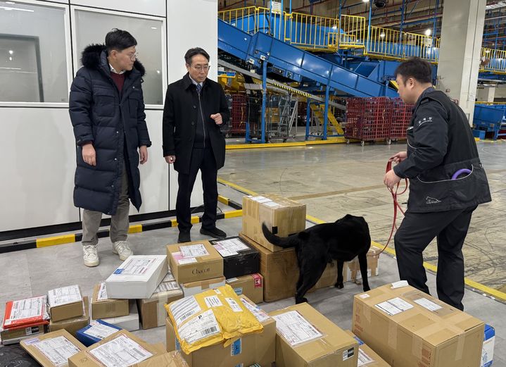 [서울=뉴시스] 관세청 김정 조사국장(가운데)이 12일 서울 광진구 동서울우편집중국을 방문해 탐지견을 활용한 국제우편물 마약류 2차검사 시범사업 운영상황을 점검하고 있다. (사진=관세청 제공) 2026.01.12. photo@newsis.com *재판매 및 DB 금지