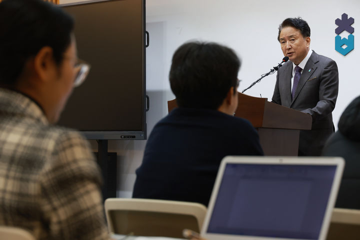 [청주=뉴시스] 김영환 충북도지사가 12일 청주시 상당구 문화동 충북도청 브리핑룸에서 중부내륙특별법 개정을 촉구하는 기자회견을 하고 있다. (사진=충북도 제공) 2026.01.12. photo@newsis.com&nbsp; *재판매 및 DB 금지