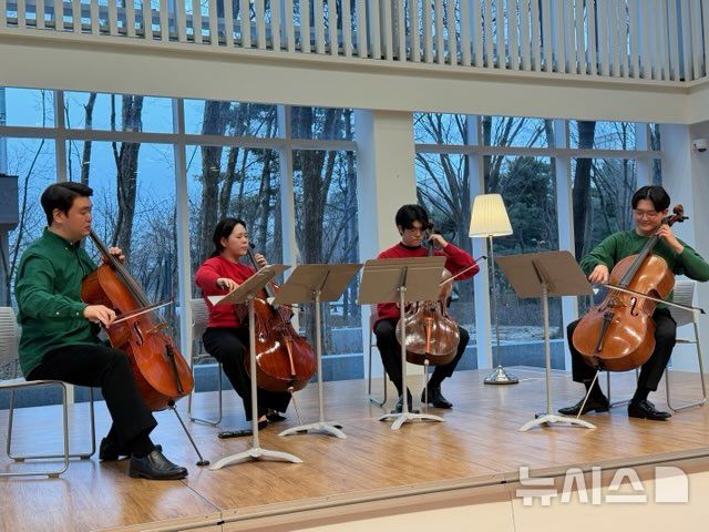 [성남=뉴시스] 성남시 성남물빛정원 뮤직홀에서 '카르멘 첼로 콰르텟' 공연이 열렸다(사진=성남시 제공)2026.01.12.photo@newsis.com