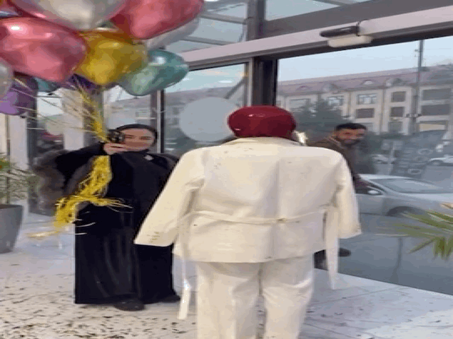 우즈베키스탄에서 생일을 맞은 한 여성이 촛불을 끄려는 순간, 수소 풍선이 폭발하는 아찔한 사고가 발생했다.2026.01.12.(사진=틱톡 캡처) *재판매 및 DB 금지 *재판매 및 DB 금지