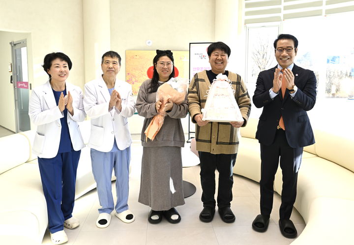 [남원=뉴시스] 남원시 공공산후조리원인 '산후케어센터 다온'이 첫 산모 입소를 계기로 본격 운영에 들어갔다. 첫 산모 부부와 다온 관계자, 최경식 시장이 기념사진을 찍고 있다. *재판매 및 DB 금지