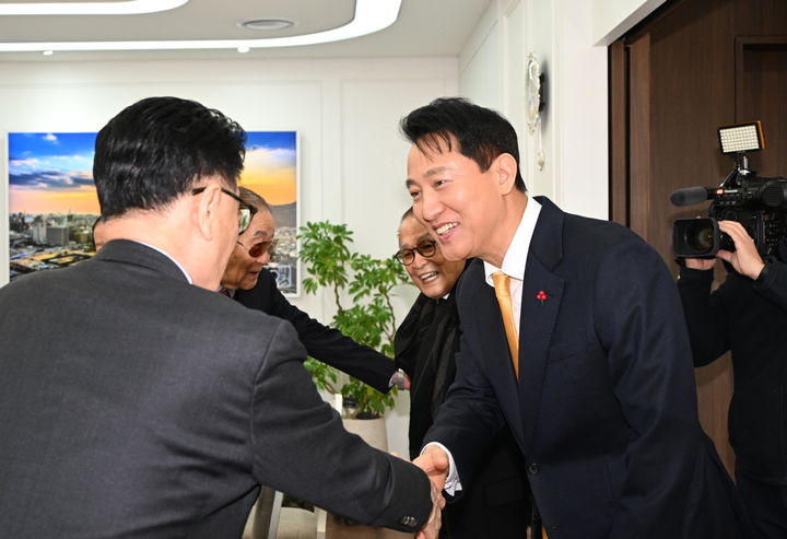 오세훈, 국힘 상임고문단과 간담회…"'미래특별시'로 나아가기 위해 노력"