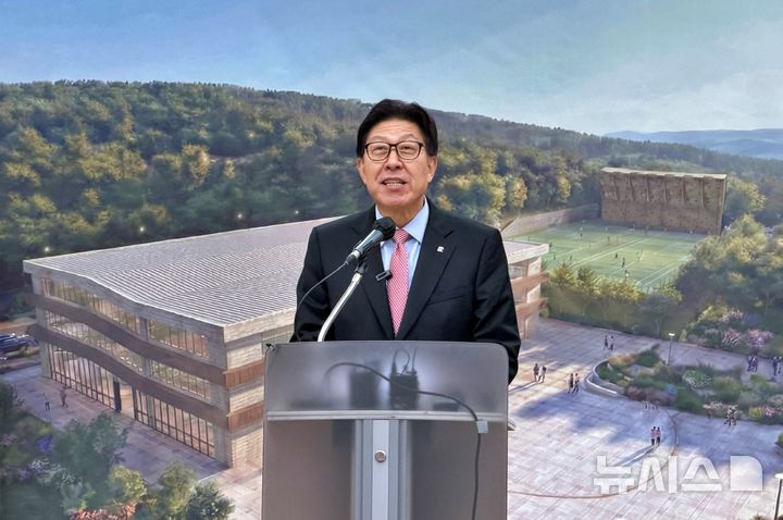 [부산=뉴시스] 원동화 기자 = 박형준 부산시장이 12일 사하구청 4층 대강당에서 신평 예비군훈련장 일대 개발계획에 대해서 발표하고 있다. 2026.01.12. dhwon@newsis.com