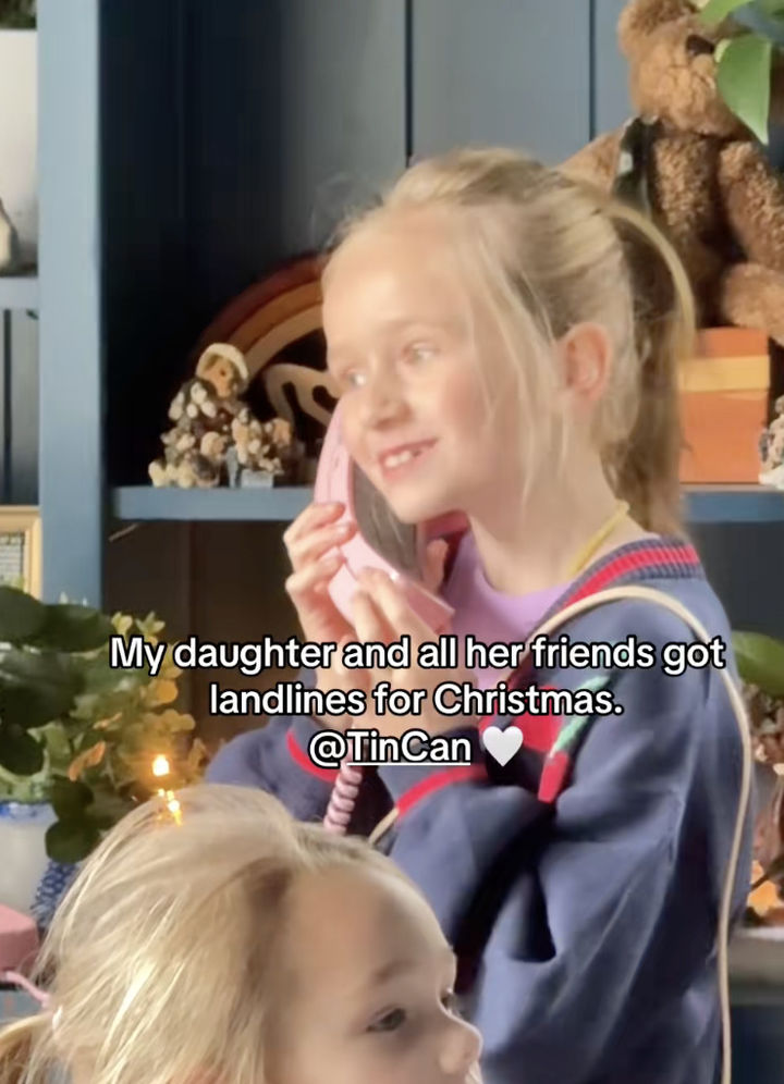 "스마트폰 NO"…크리스마스에 유선전화기 선물한 美부모