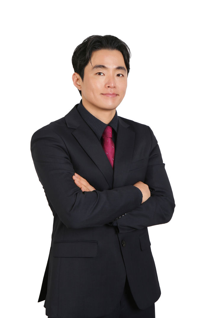 [서울=뉴시스]K리그2 부산 김홍섭 신임 단장. (사진=부산 아이파크 제공)