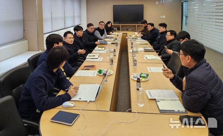 [완주=뉴시스] 완주군에 소재한 대륜산업㈜에서 열린 '2026년 제1차 전북특별자치도 혁신기업 실무자 간담회' 모습. (사진= 전북TP 제공) 2026.01.12 *재판매 및 DB 금지