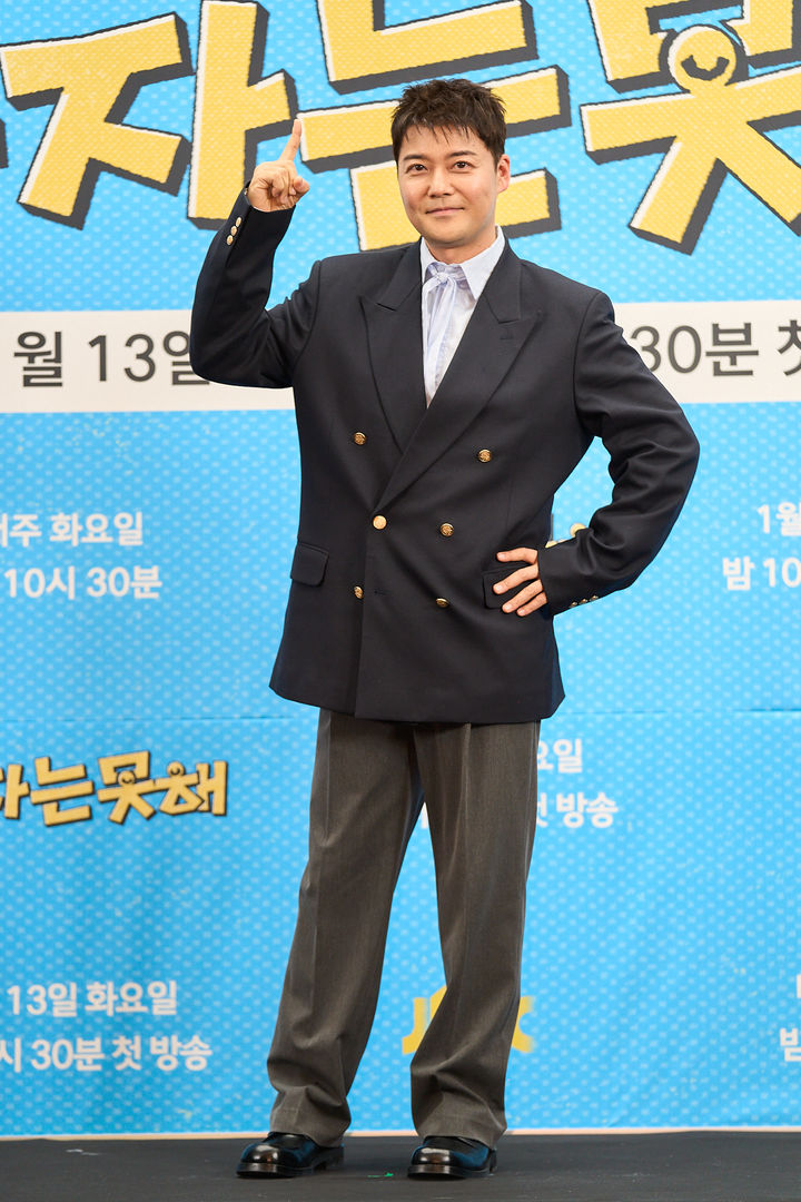 대상 전현무 "물불 안 가려…살아남기 힘들다"