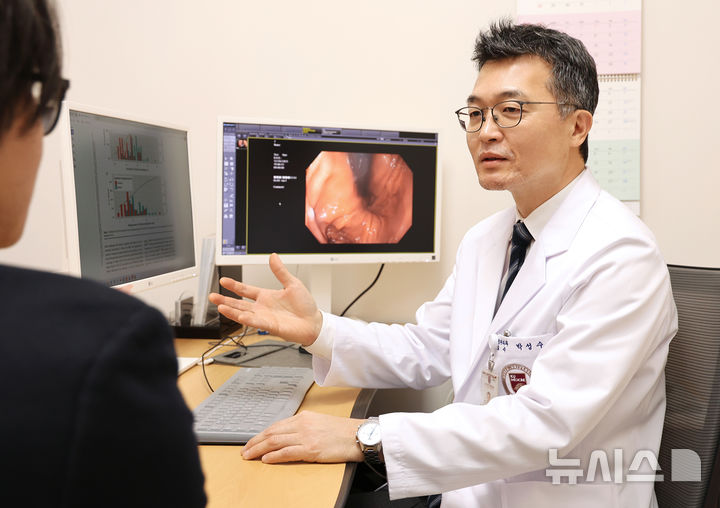 [서울=뉴시스] 박성수 고려대학교 안암병원 위장관외과 교수가 난치성 위식도역류질환 환자를 진료하고 있다. (사진= 고대 안암병원 제공)