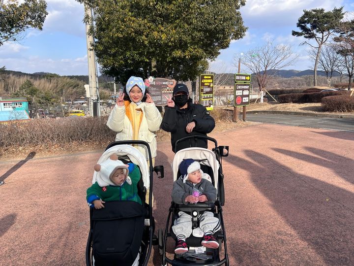 [창녕=뉴시스] 방문객이 산토끼노래동산 싼토와 토아가 한턱 쏩니다!! 이벤트에 참여해 기념품을 받고 있다. (사진= 창녕군 제공) 2026.01.12. photo@newsis.com *재판매 및 DB 금지