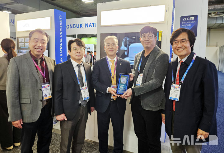 [전주=뉴시스]윤난슬 기자 = 왼쪽부터 전북대 이동헌 부총장, 양종철 전북대병원장, 양오봉 전북대 총장, 김기욱 교수, 고명환 교수. (사진=전북대 제공) photo@newsis.com 